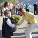 Kristian ga Dronningen blomster da hun kom til Lenvik (Foto: Terje Bendiksby / Scanpix)